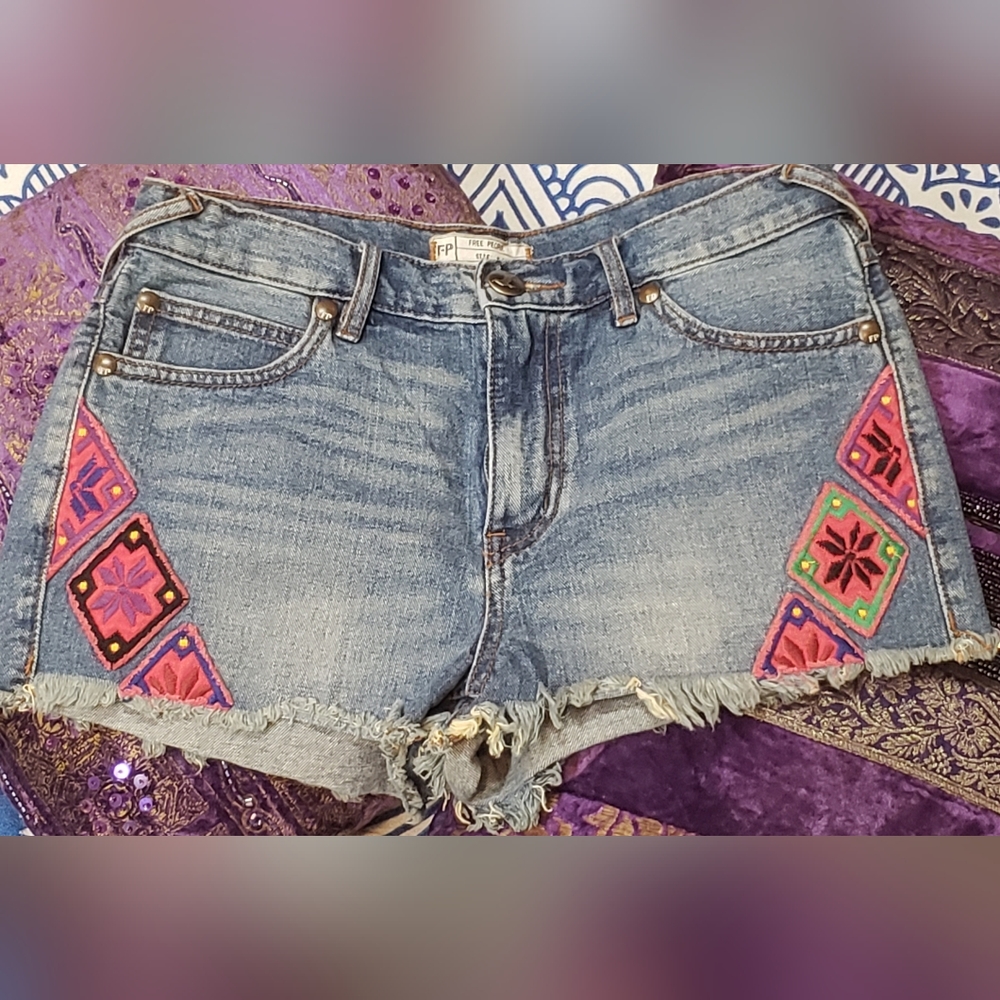 FREE PEOPLE embroidered patch cut off shortie shorts sz 27